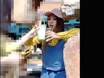 【盗撮動画】あのアニメ映画のキャラにドハマりしてる女の子のプリケツパンチラにドハマり♪の画像