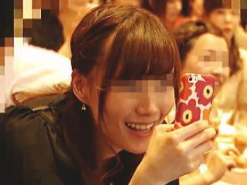 【盗撮動画】結婚披露宴会場で新郎新婦を撮ってる新婦の友人たちのパンチラは妙にスケベな件♪の画像