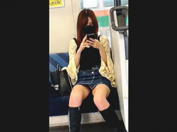 【盗撮動画】撮られてることに気づいてるのにあくまでも自然を装って見せつけるパンチラ娘♪の画像