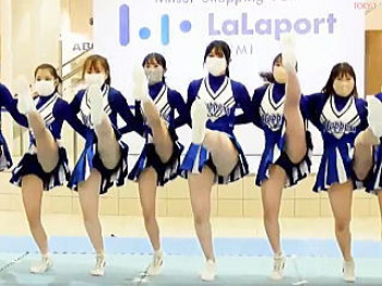 【盗撮動画】ショッピングセンターのイベントホールで魅せつけるピチピチのチアリーダーたち♪の画像