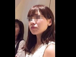 【盗撮動画】人気店の行列に並んでしまって美脚の奥底に鎮座するパンティを撮られたお嬢様♪の画像