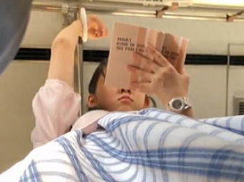 【盗撮動画】電車の吊革につかまって紙本で読書してる生真面目ＪＤ風お嬢さんの清純パンチラ♪の画像