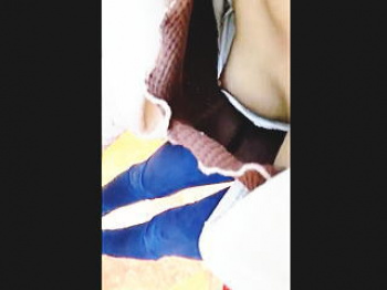 【盗撮動画】子供をあやすのに精一杯で撮り放題！乳首丸出しで胸チラしてるゲーセンママ♪の画像