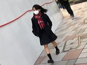 【盗撮動画】目に突き刺さるような輝きを放つサテンの純白パンティを強制拝見された女子校生♪の画像