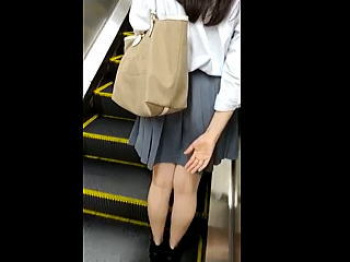 【盗撮動画】黒パンストＯＬの透けパンチラから女子学生たちの生尻パンチラまでヌキ場所多数♪の画像