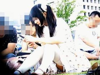 【盗撮動画】公園でガーターベルト越しに萌えパンチラを披露してるレイヤーっぽい女の子♪の画像