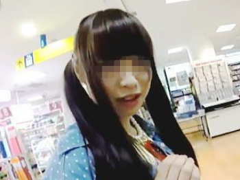 【盗撮動画】￥100ショップで見かけた推定処女率97％美少女の無垢なおぱんちゅパンチラ♪の画像