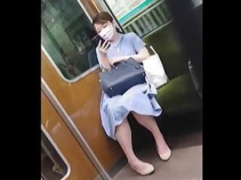【盗撮動画】外では清楚な淑女を装う女性たちのエロい本性を暴くドスケベパンティ捲り撮り♪の画像