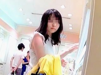 【盗撮動画】お母さんと買い物中の私服Ｋちゃんっぽい女の子の無垢なパンティ覗き撮り♪の画像