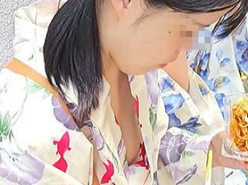 【盗撮動画】夏祭り復活で見に行ったら浴衣姿でもぐもぐタイムしてる女の子のお乳にフル勃起♪の画像