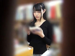 【盗撮動画】図書館で専門書を探してたら尿意をもよおしてドアップで放尿を撮られた女子大生♪の画像