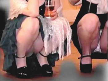 【盗撮動画】新郎の友人たちをシコらせる気マンマンでパンチラ胸チラ晒す新婦の友人たち♪の画像