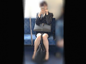 【盗撮動画】焦らしに焦らされた新卒か就活生っぽいスレンダー長身スーツ女子の桃柄パンティ♪の画像