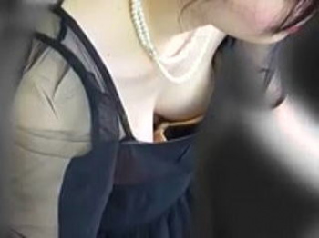 【盗撮動画】いろいろ妄想させられて勃起が止まない胸チラ乳首チラが拝める結婚式場の受付係♪の画像