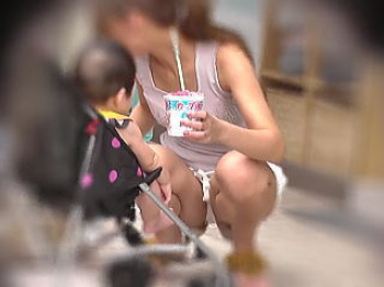 【盗撮動画】ギャルっ気が１ミリも抜けてないヤンママの眩しいホットパンツ育児パンチラ胸チラ♪の画像