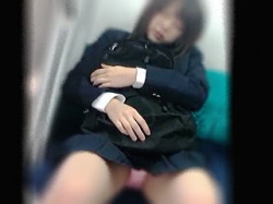【盗撮動画】電車で居眠りしてるお疲れモードの可愛くていろっぽい女子学生のドピンクパンチラ♪の画像