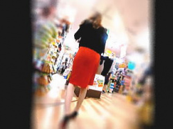 【盗撮動画】この店にスカート穿いてやってくる女性客はパンティ盗み撮られることも納得済み♪の画像