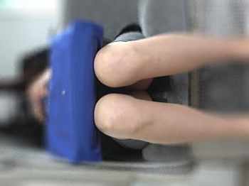 【盗撮動画】危険なお色気ムンムンさせながらパンチラしちゃってる電車で移動中のセールスレディ♪の画像