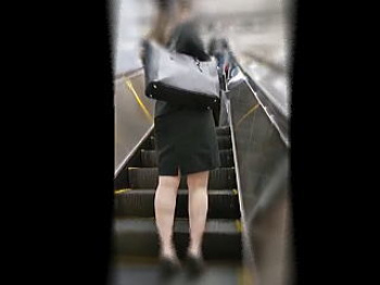 【盗撮動画】「企画モンは萎えるんだよ！」というガチ派の貴方に捧げる生脚スーツＯＬたちのリアルパンティ♪の画像