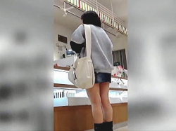 【盗撮動画】デニムミニスカ女子の98％はパンチラ見せたガールなのでじっくりたっぷり撮ることができるとか♪の画像