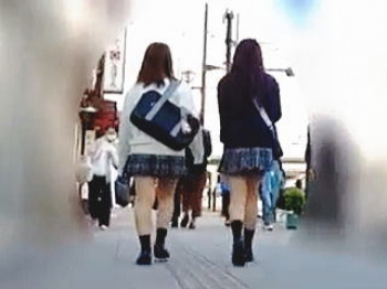【盗撮動画】帰宅途中の放課後制服ミニスカじぇーけー二人組に粘着接写ダブルパンチラ逆さ撮り♪の画像