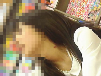 【盗撮動画】撮り師の初撮りターゲットにされた彼氏持ちの女の子の生パンティに病みつき確定♪の画像