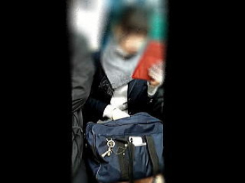 【盗撮動画】逃げ場のない密室となる電車内で無垢な女子学生たちのおぱんちゅをじっくり接写♪の画像