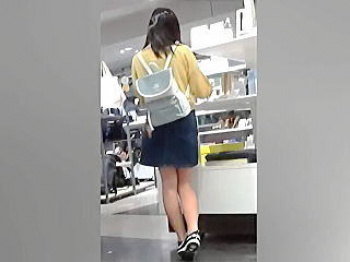 【盗撮動画】本人はファッションのつもりでもデニムのミニスカ穿いてる女の子はパンチラガチ勢♪の画像