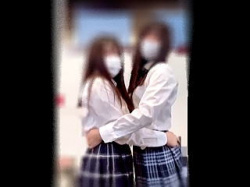 【盗撮動画】教室内でTikT⚫の撮影に熱中してるクラスメイトのダブル生パンティを逆さ撮り♪の画像