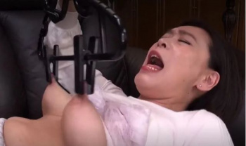 あっあ~!変態熟女がハンガーのクリップに完熟乳首を挟んで乳首イキの画像