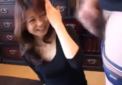 まぁ!♡センズリを見て恥じらうも口まんこで即フェラしちゃう熟女妻の画像