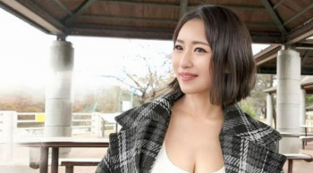 ナマで挿れて！チンポ嗅ぎ好きで欲求不満の巨乳三十路妻が中出し懇願の画像