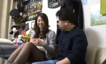 黒パンストの似合う32歳主婦をイケメンナンパ師の部屋で中出し盗撮の画像