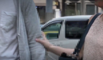 時間もてあましてて…性欲高い五十路妻が若者を逆ナンパして強引ハメの画像