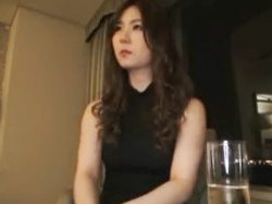 お酒で淫乱くなった美人妻がほろ酔い状態で中出し不倫ハメ撮り!の画像