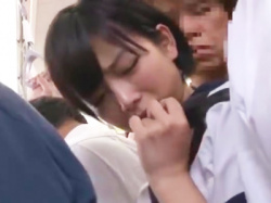 【手コキ】大人しそうな美少女JKが痴漢にパンツズラされワレメ露出→お尻にザーメン発射されマーキング完了wの画像