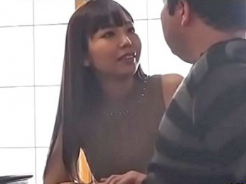 【人妻】エッチな尻を突き出しTバックで夫の部下を誘惑する美人奥さんの画像