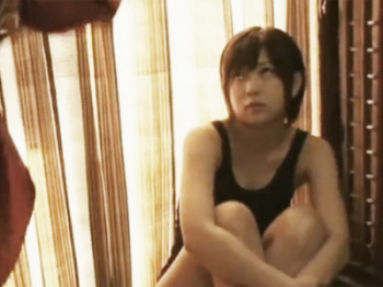 【美少女】監禁されて淫乱おやじのペットに→毎日違うコスプレで犯される美少女の画像