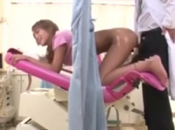 【ギャル】「ちょっと先生！？」妊娠検査に来た黒ギャルを中出しレイプするいやらしい医師ｗの画像