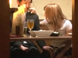 【巨乳】「マズいとか言って触ってたじゃん///」久々にあった幼馴染が欲求不満な女の子に成長→2人で場所を変えて店内で即合体の画像