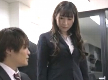 【痴女】「一緒に頑張ろうね？」好きな男部下を襲うセクシーOLの画像