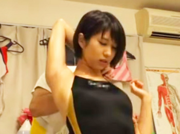 【マッサージ】「これ‥なんか変じゃないですか？」水着姿のロリ爆乳娘が猥褻マッサで発情→生チンポ受け入れ！の画像