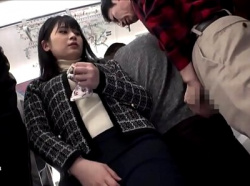 【痴漢】「え…うそ…」痴漢ぶっかけしてくるいやらしい男を受け入れてあげる更にいやらしいな痴女ｗの画像