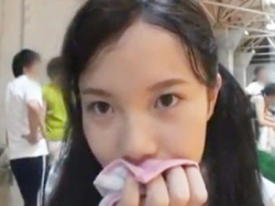 【ロリ】ホームビデオでJK娘のフェラを撮影するエロパパの画像