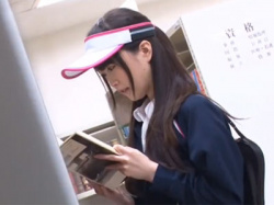 【レイプ】本屋で探し物をしていたテニス部JKが淫乱男に襲われ→強制レイプ展開に悶絶の画像