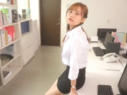 【巨乳】「蛍光灯変えなきゃいけなくて…」確信犯の桃尻OLのパンストに顔をうずめてバックハメの画像