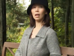 【痴女】露出に目覚めた熟女が肉体労働者たちの前でオナニー→山奥で中出しSEXｗの画像