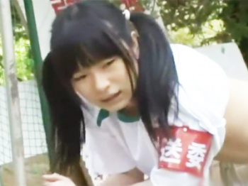 【露出】体育祭で頑張ってる放送委員童顔が拉致られて青姦レイプの画像