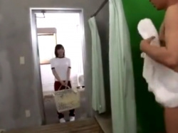 【女子校生】「部長！もうだめですっ！」体操着姿の女子マネとシャワー室で秘密のパコの画像