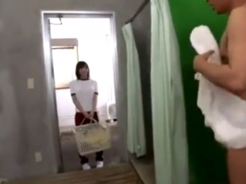 【女子校生】「部長！もうだめですっ！」体操着姿の女子マネとシャワー室で秘密のパコの画像